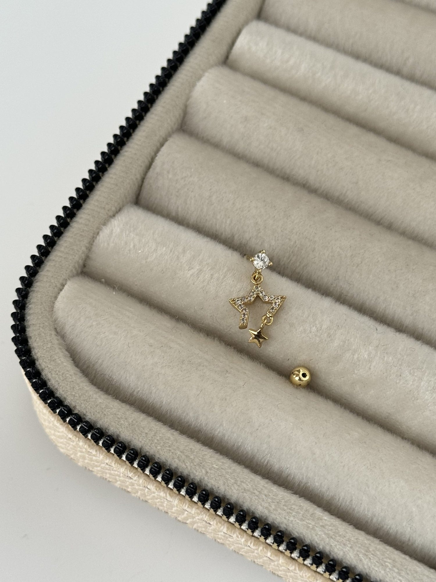 SALLANTILI YILDIZ DETAYLI TRAGUS PİERCİNG