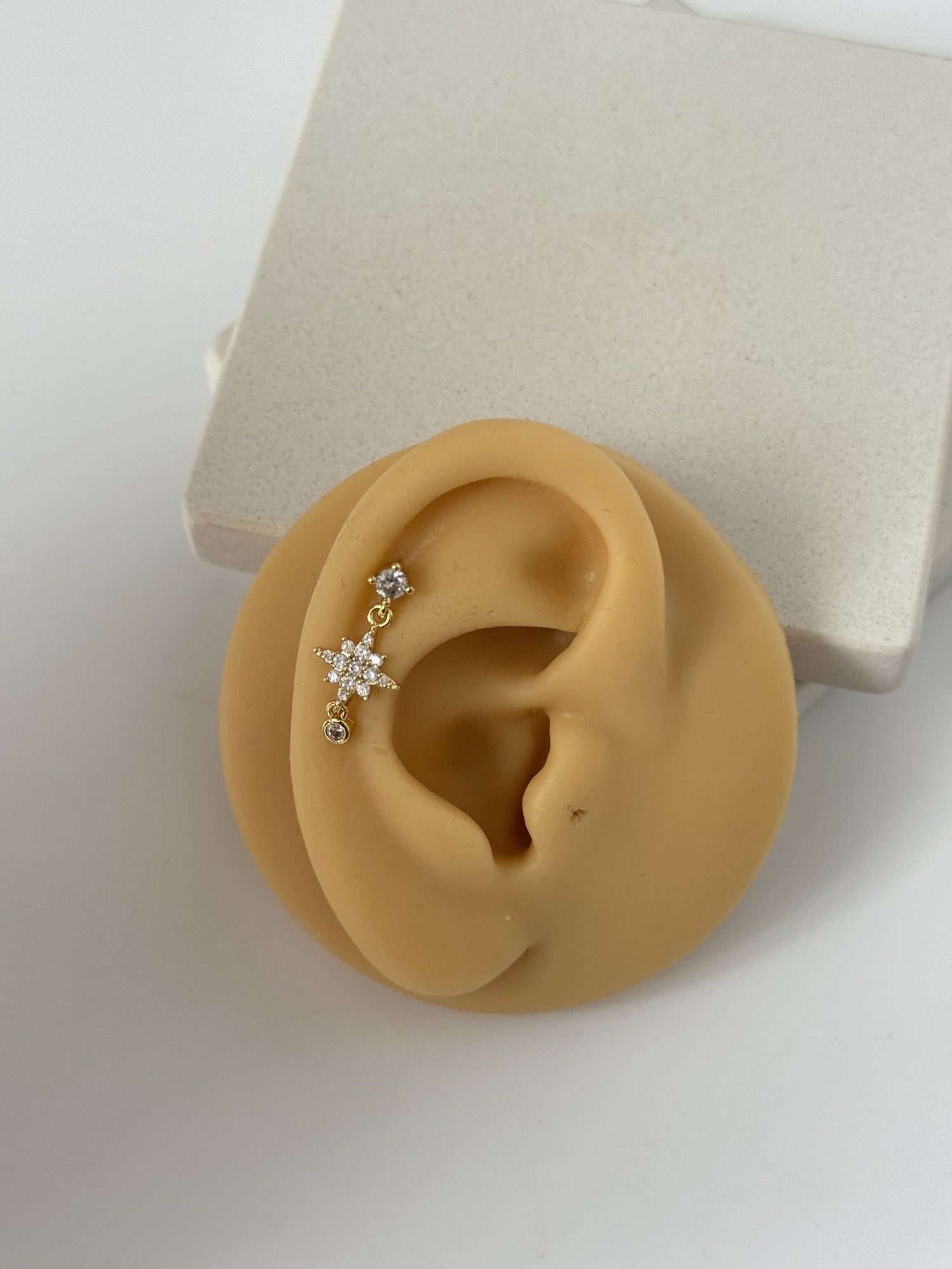 SALLANTILI KUZEY YILDIZI TRAGUS PİERCİNG