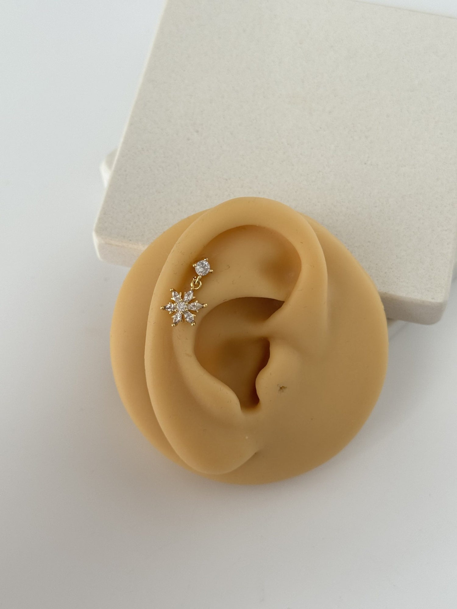 SALLANTILI ÇİÇEK TRAGUS PİERCİNG