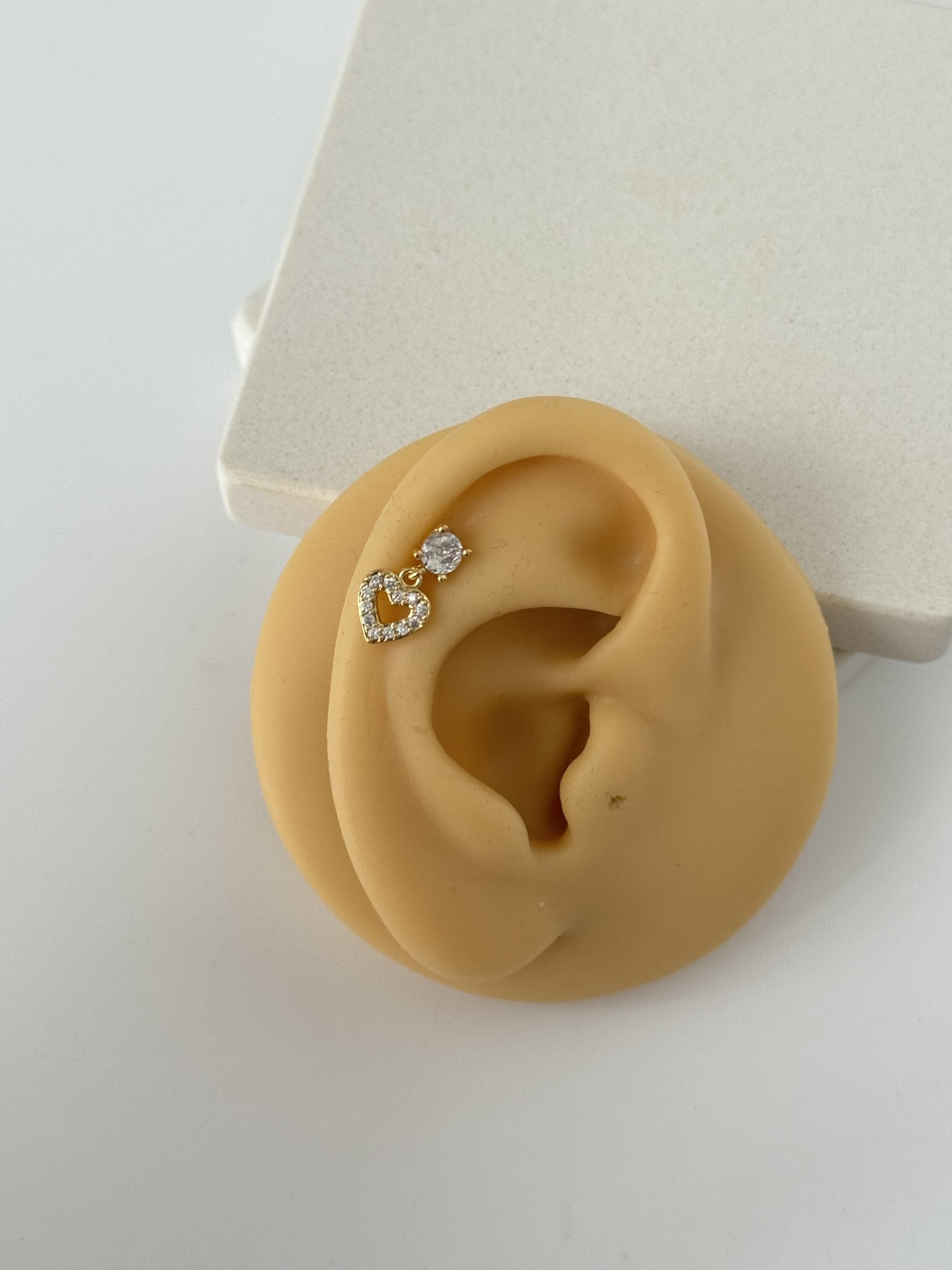 SALLANTILI KALPLİ TRAGUS PİERCİNG