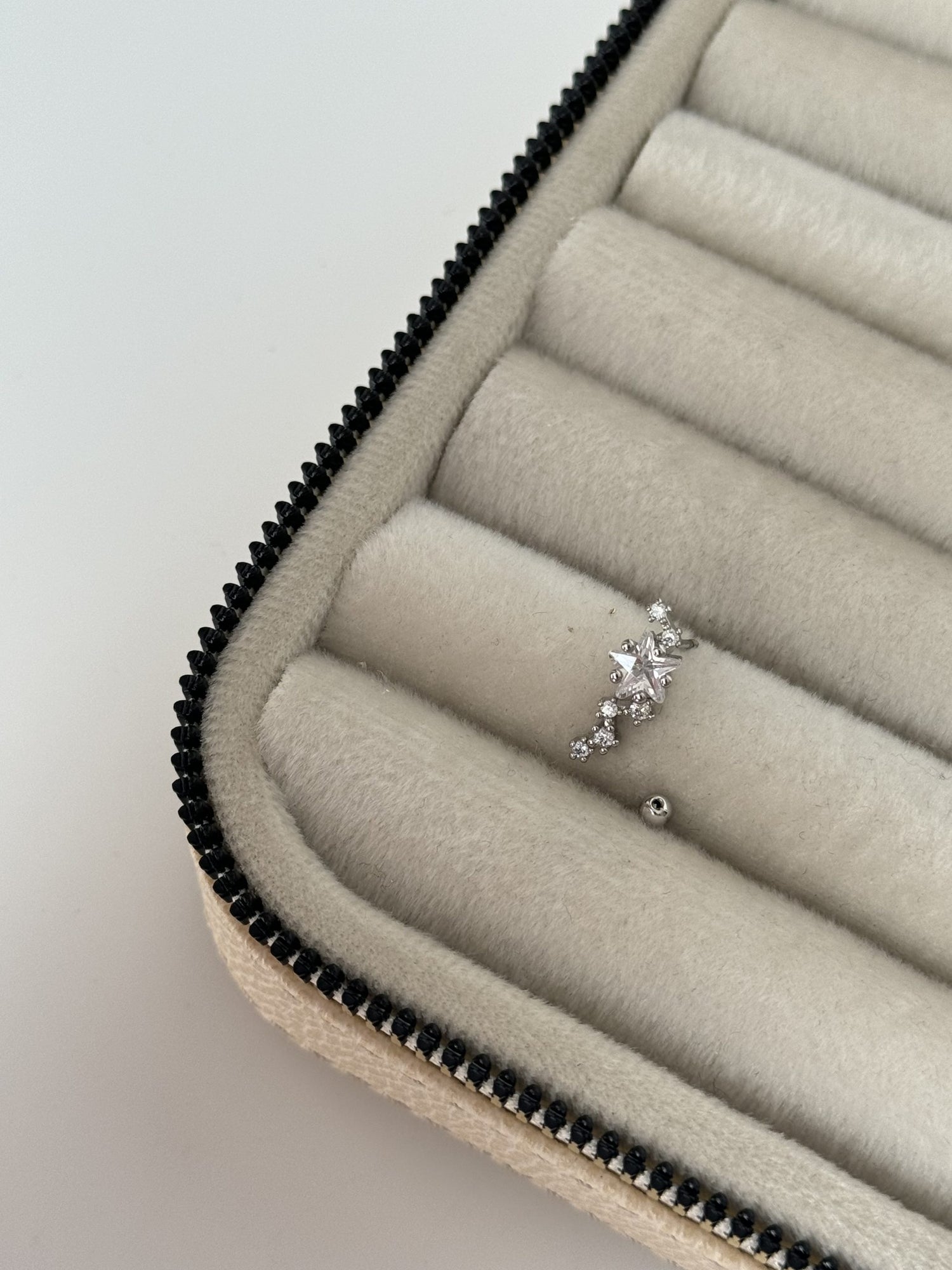 YILDIZ DETAYLI SİLVER SOL TRAGUS PİERCİNG