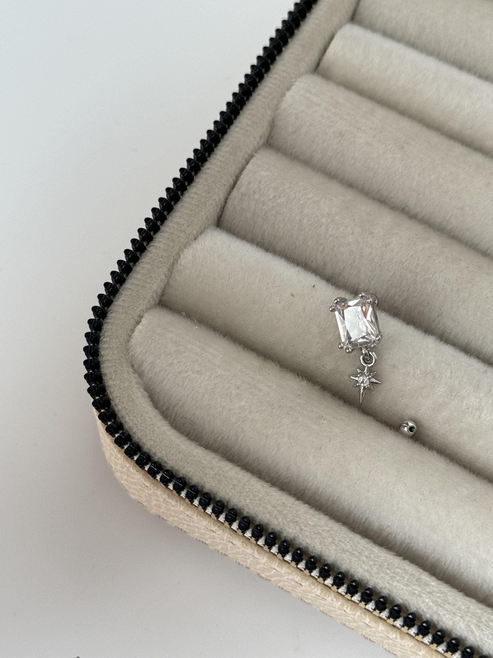 KUZEY YILDIZI DETAYLI BAGET TAŞLI TRAGUS PİERCİNG