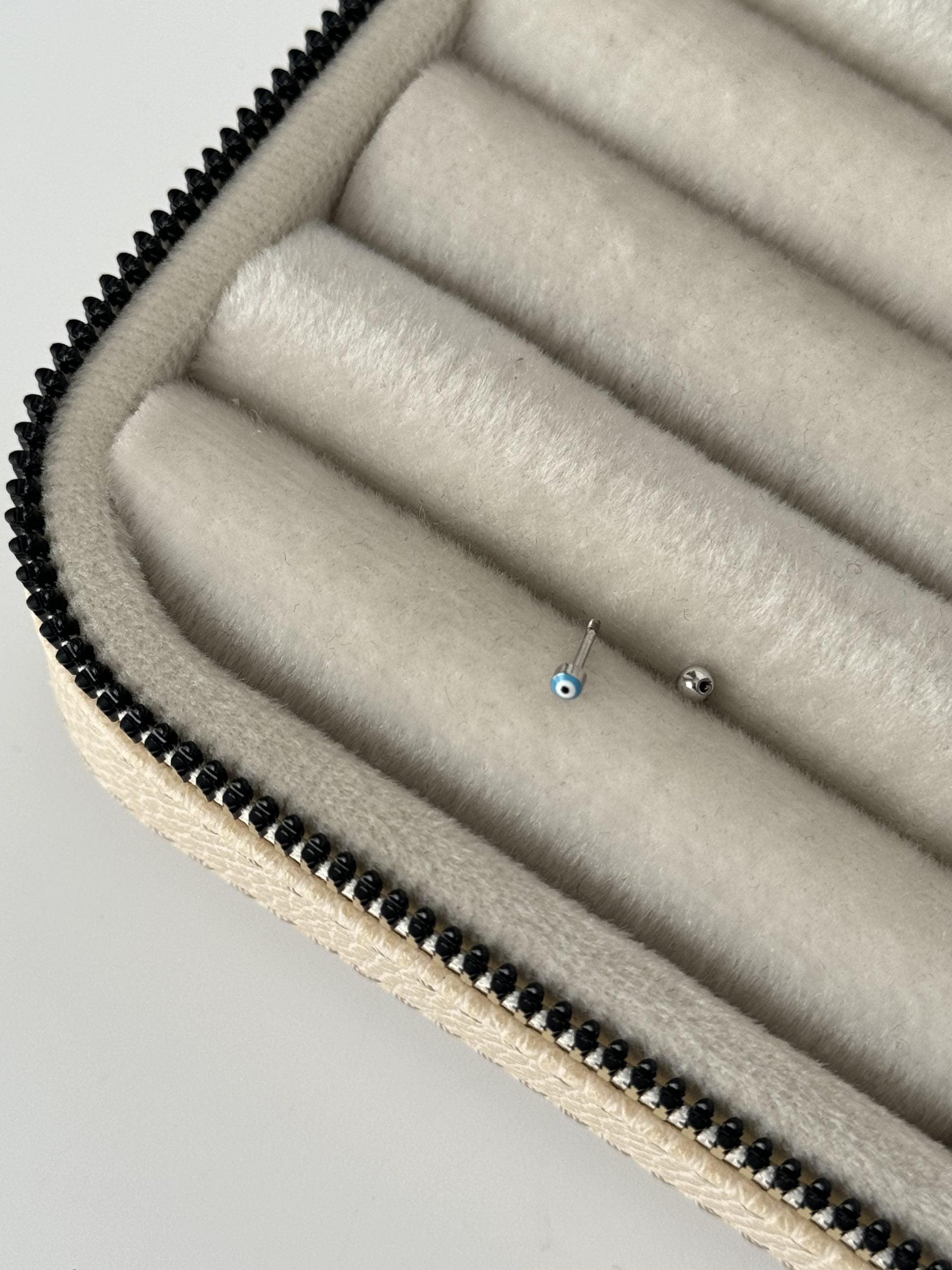 NAZAR BONCUKLU SİLVER TRAGUS PİERCİNG