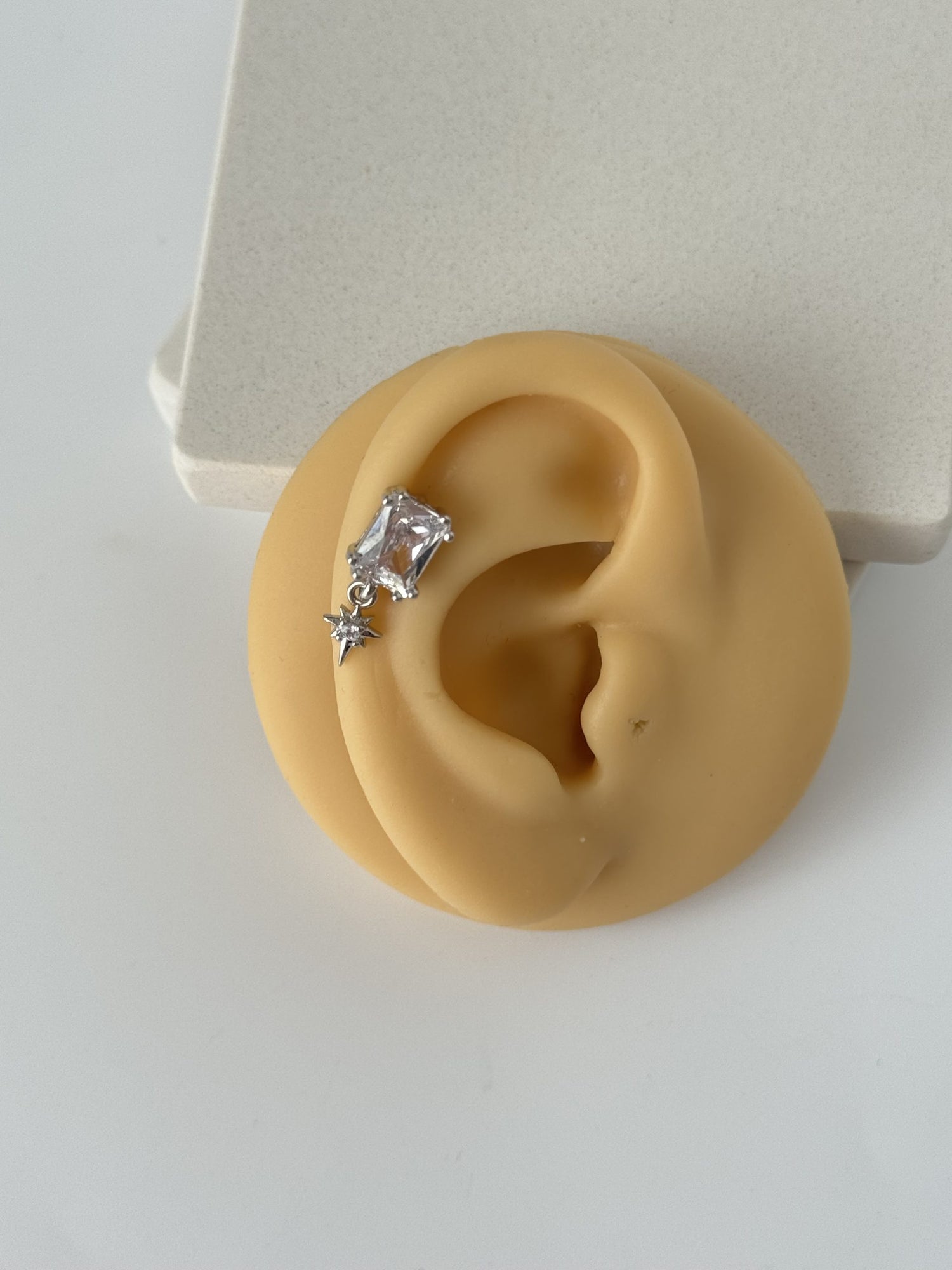 KUZEY YILDIZI DETAYLI BAGET TAŞLI TRAGUS PİERCİNG