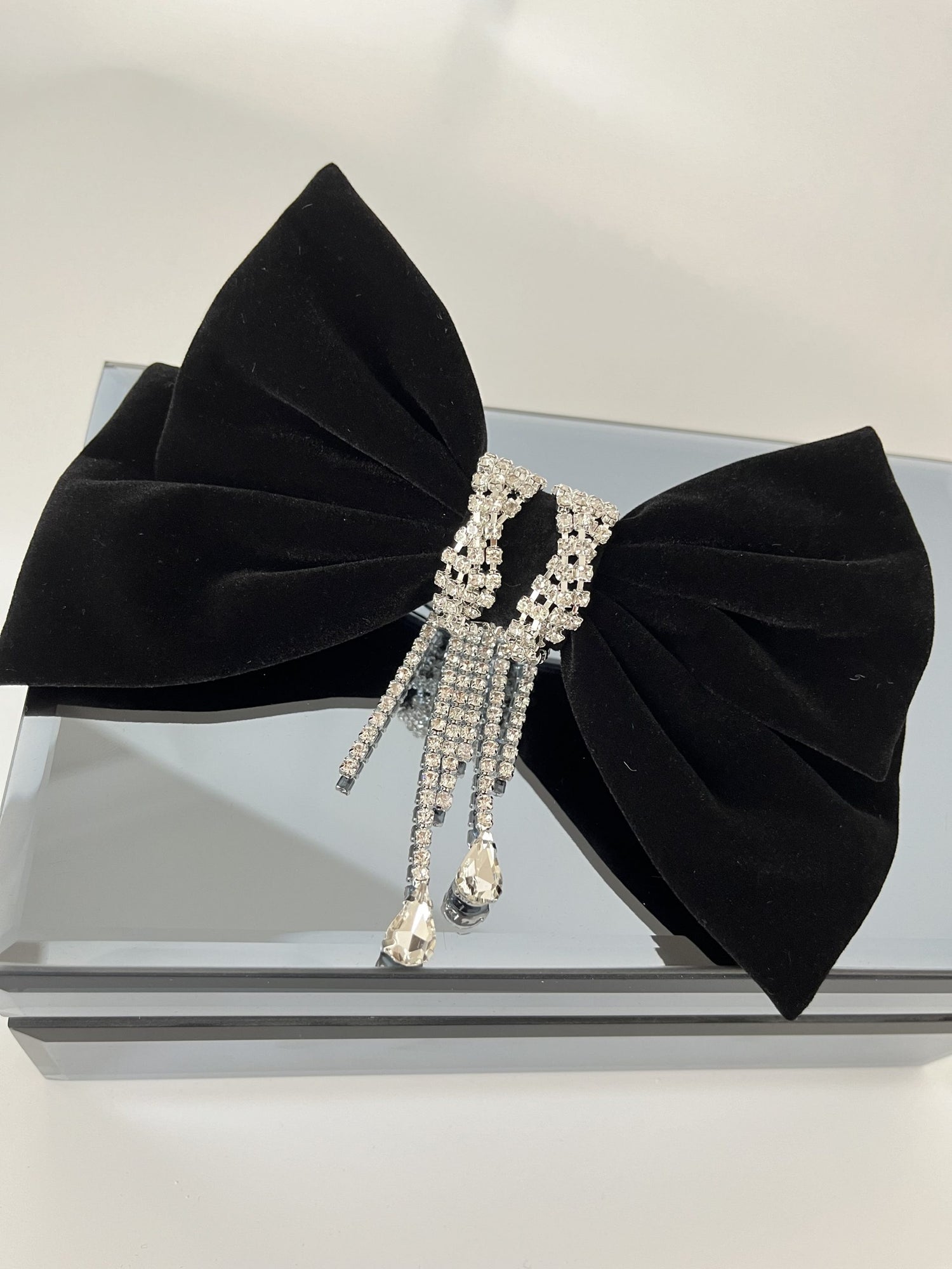 İTHAL SİYAH KADİFE TAŞLI FİYONK TOKA