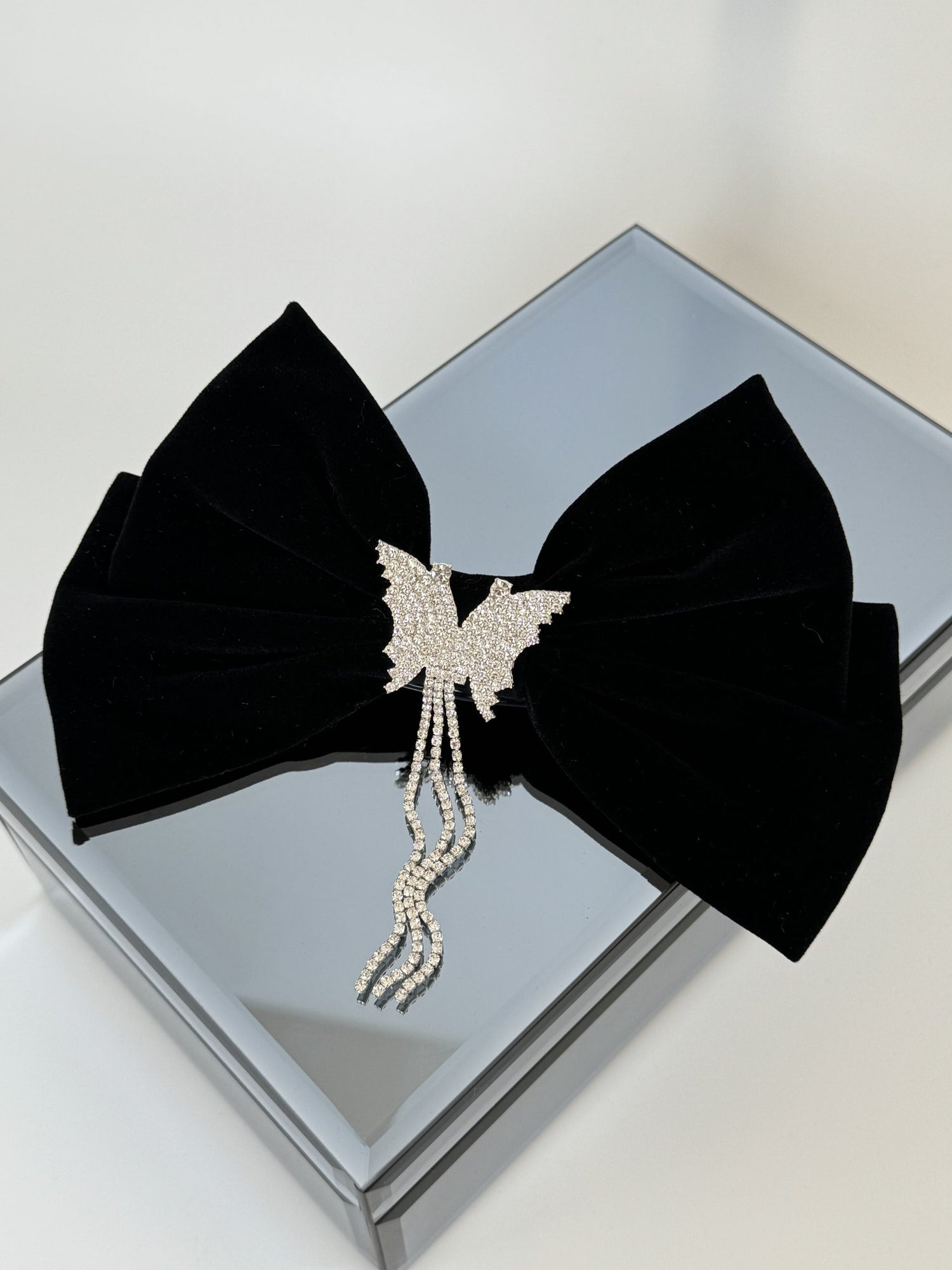 İTHAL SİYAH KADİFE KELEBEK TAŞLI FİYONK TOKA