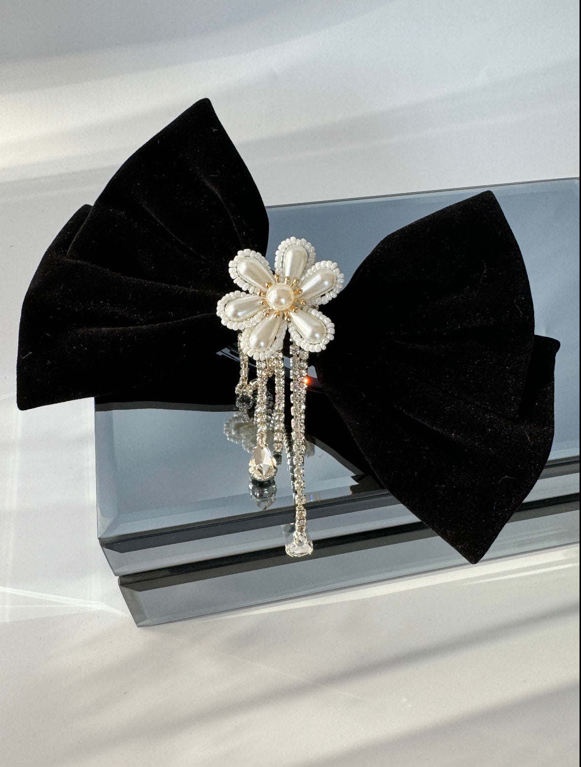 İTHAL SİYAH İNCİLİ ÇİÇEK DETAYLI TAŞLI KADİFE FİYONK TOKA