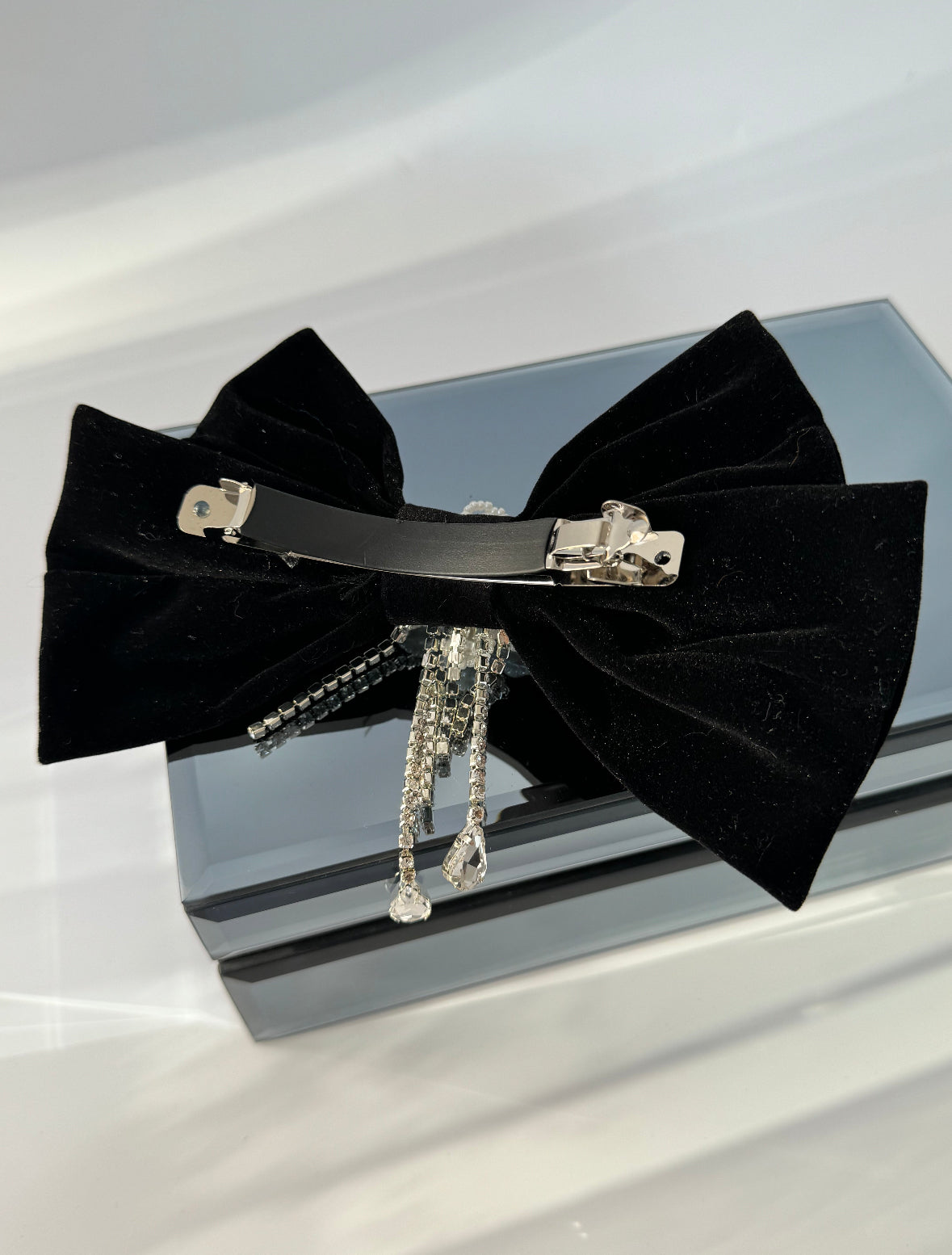 İTHAL SİYAH İNCİLİ ÇİÇEK DETAYLI TAŞLI KADİFE FİYONK TOKA