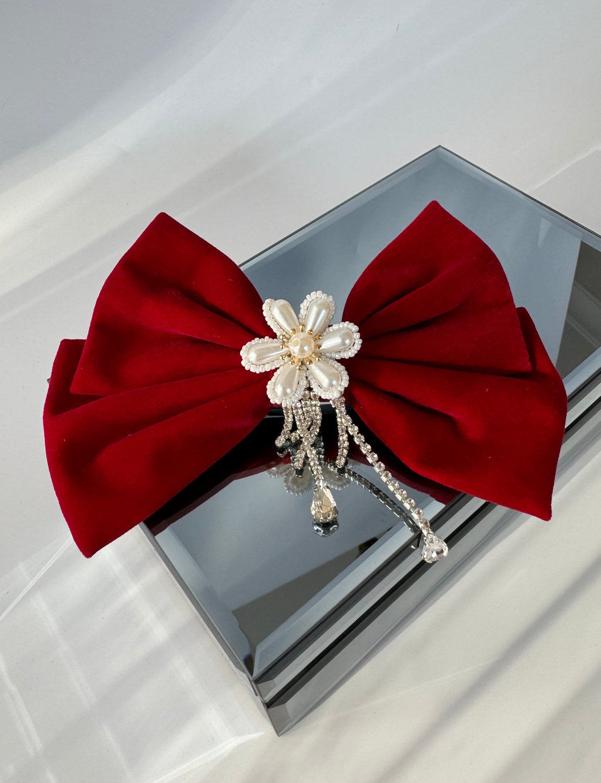 İTHAL KIRMIZI İNCİLİ ÇİÇEK DETAYLI TAŞLI KADİFE FİYONK TOKA