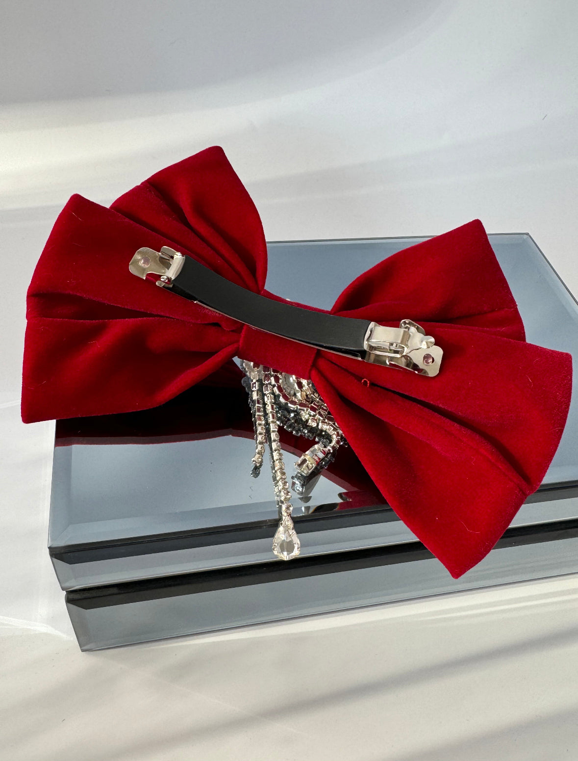 İTHAL KIRMIZI İNCİLİ ÇİÇEK DETAYLI TAŞLI KADİFE FİYONK TOKA