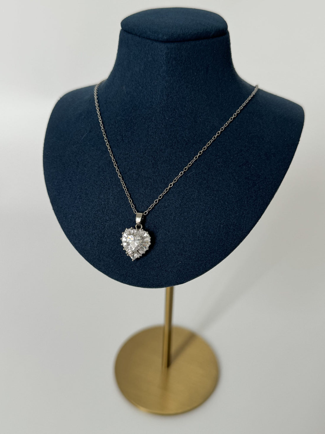 KALP DETAYLI SİLVER ÇELİK KOLYE