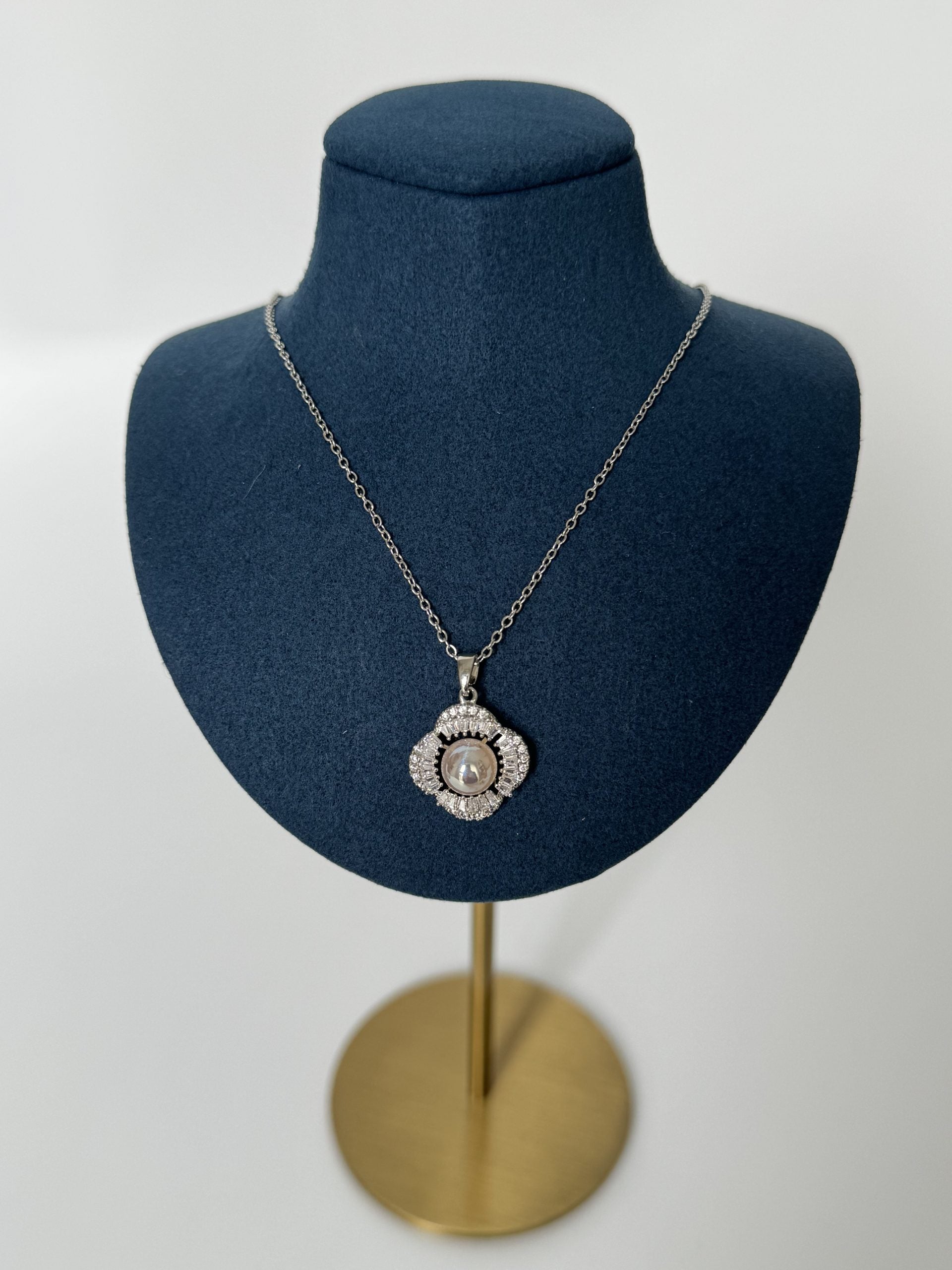 ÇİÇEK DETAYLI SİLVER ÇELİK KOLYE