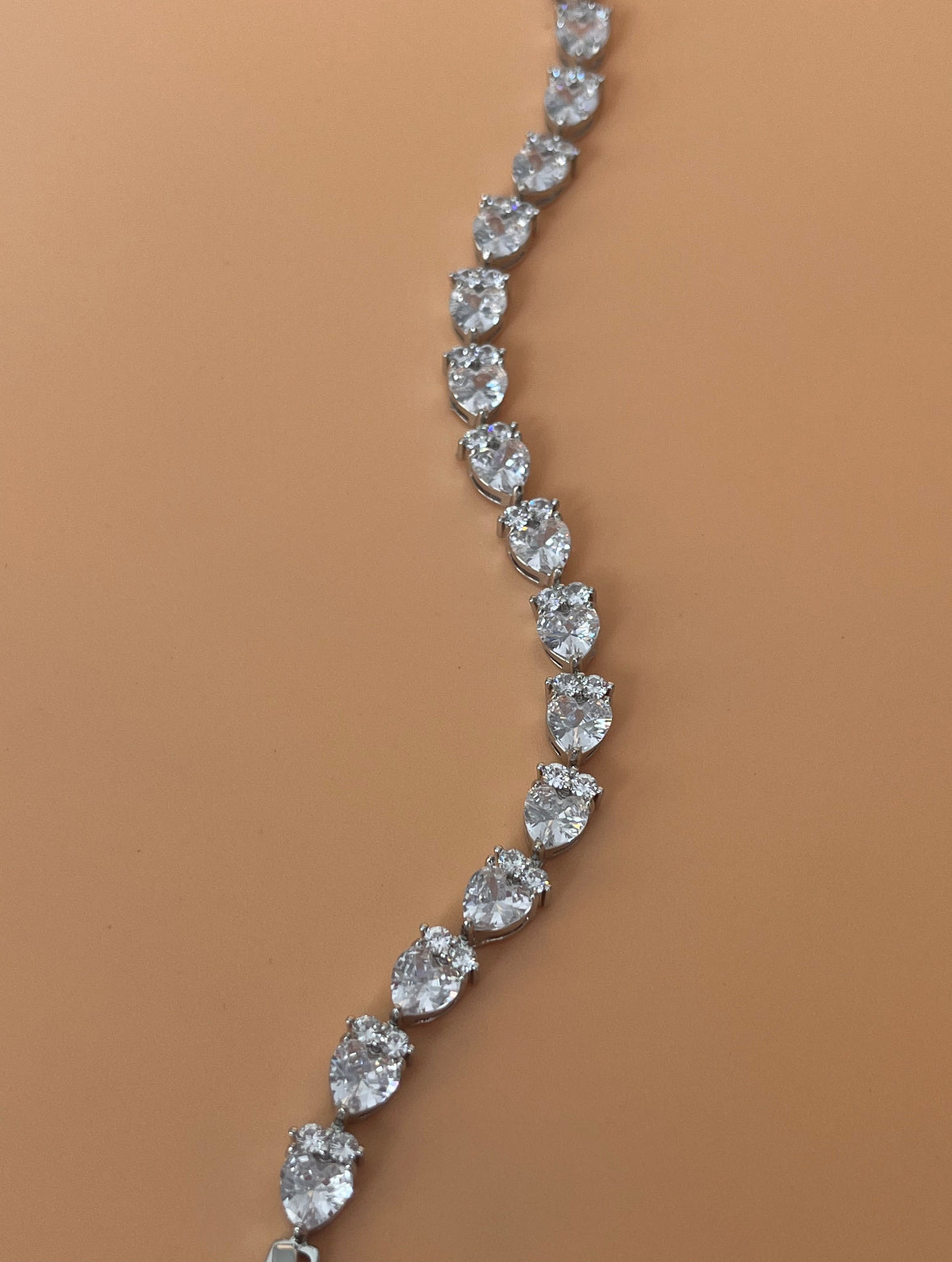 İTHAL ZİRKON TAŞLI ÇİLEK DETAYLI BİLEKLİK