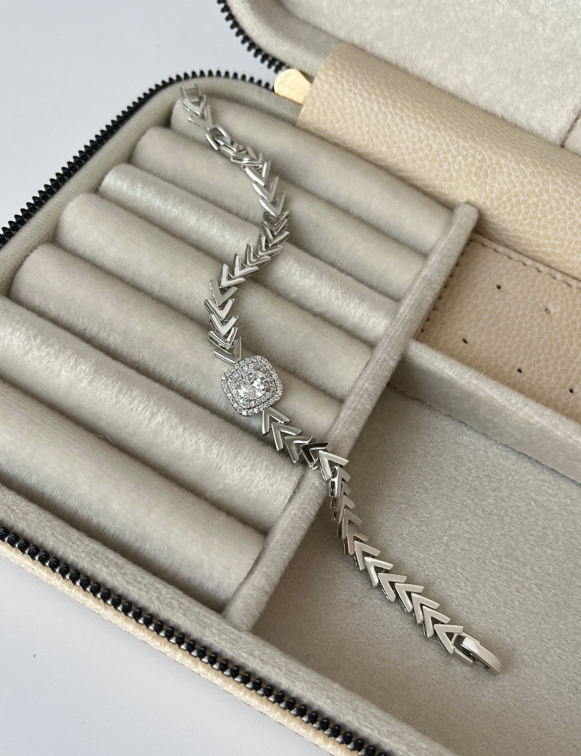 İTHAL BAGET TAŞLI KILÇIKLI SİLVER BİLEKLİK