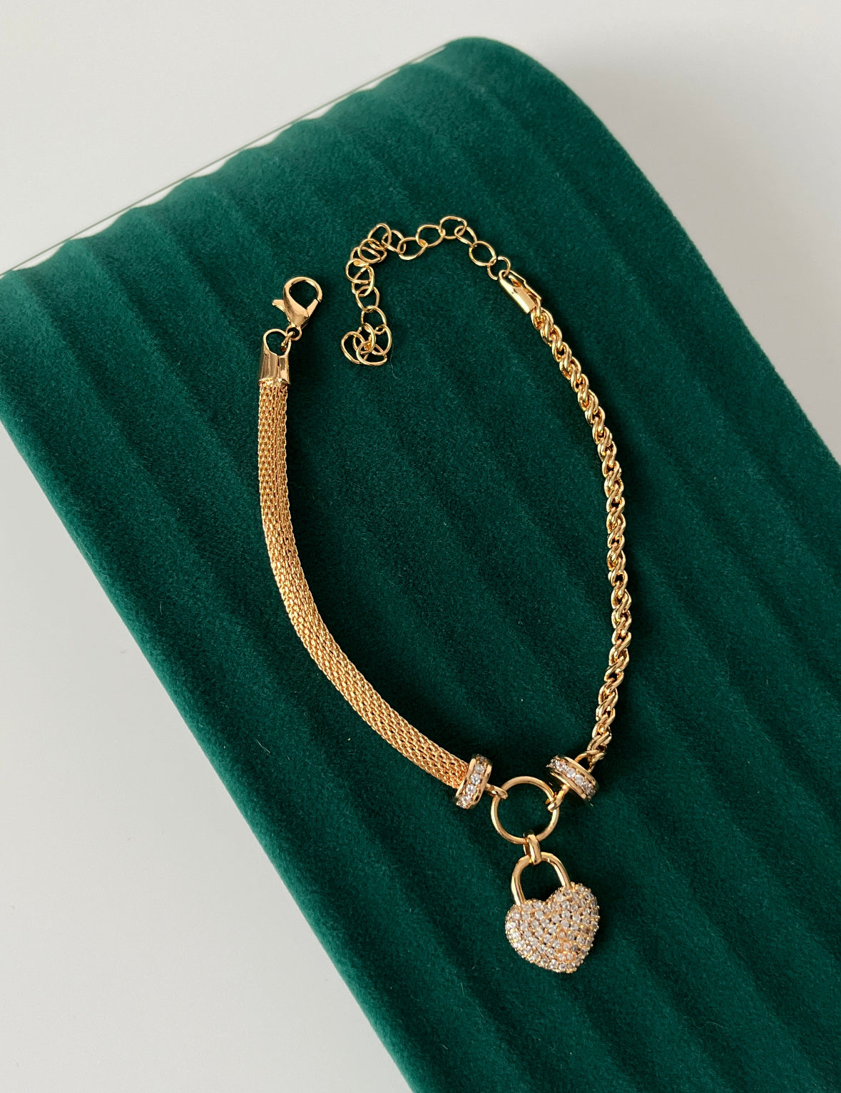 İTHAL KALPLİ KİLİT DETAYLI GOLD BİLEKLİK