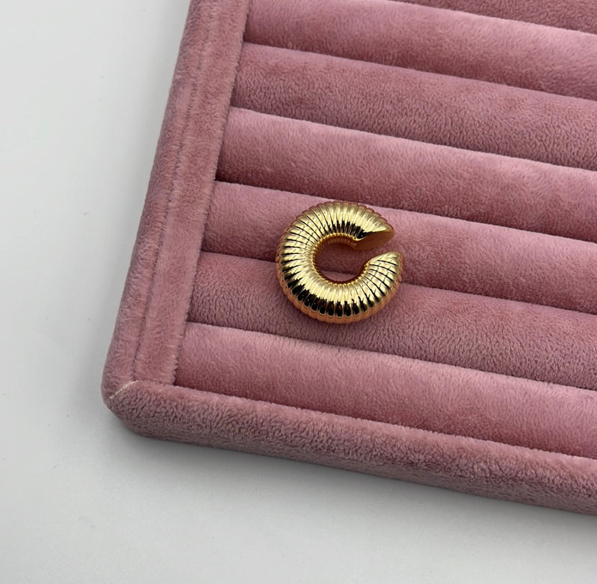 İTHAL XL DETAYLI BALON HALKA GOLD KIKIRDAK KÜPE EARCUFF