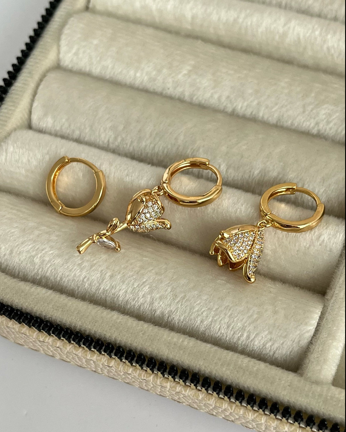 LALE DETAYLI 3LÜ GOLD KÜPE SETİ