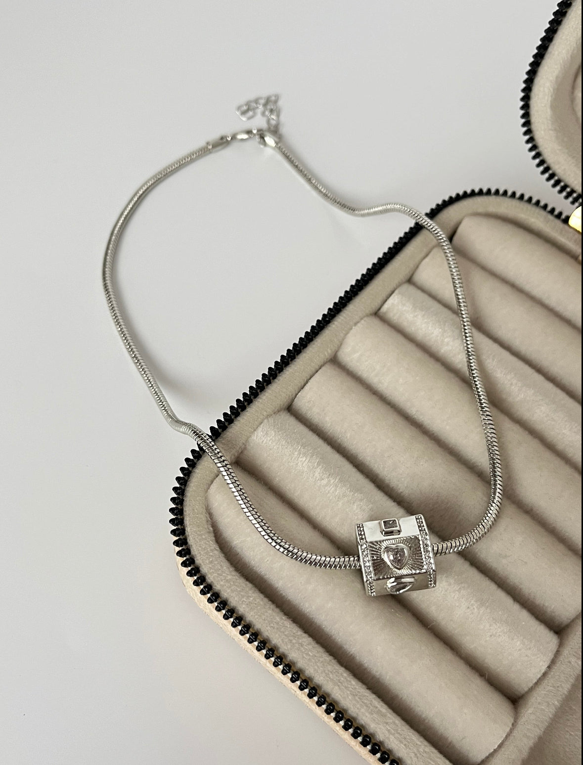 İTHAL DETAYLI SİLVER KOLYE