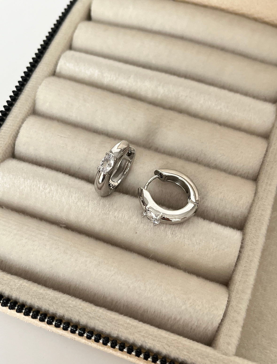 İTHAL TEKTAŞ DETAYLI SİLVER HALKA KÜPE