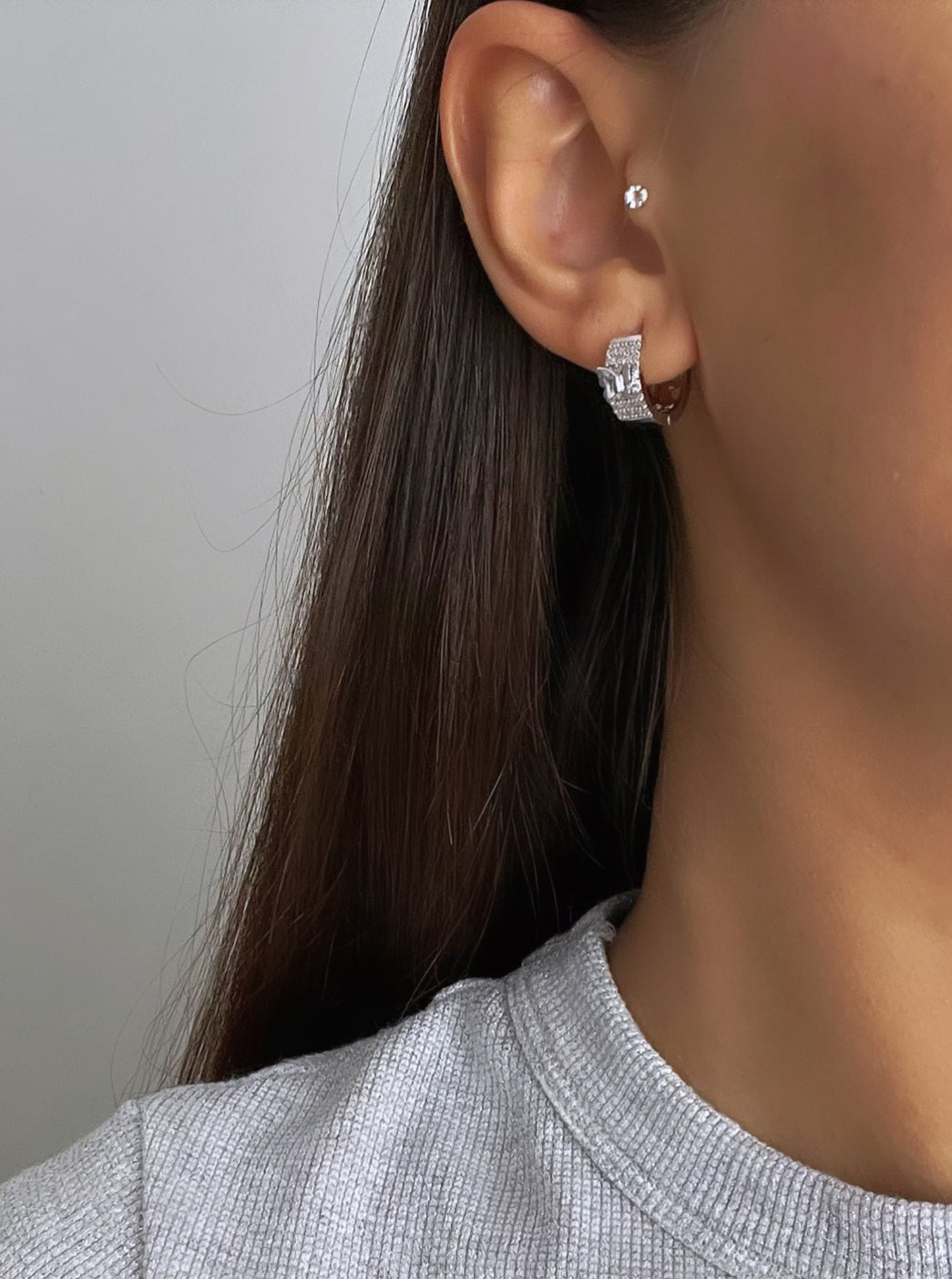 KELEBEK DETAYLI İTHAL SİLVER HALKA KÜPE