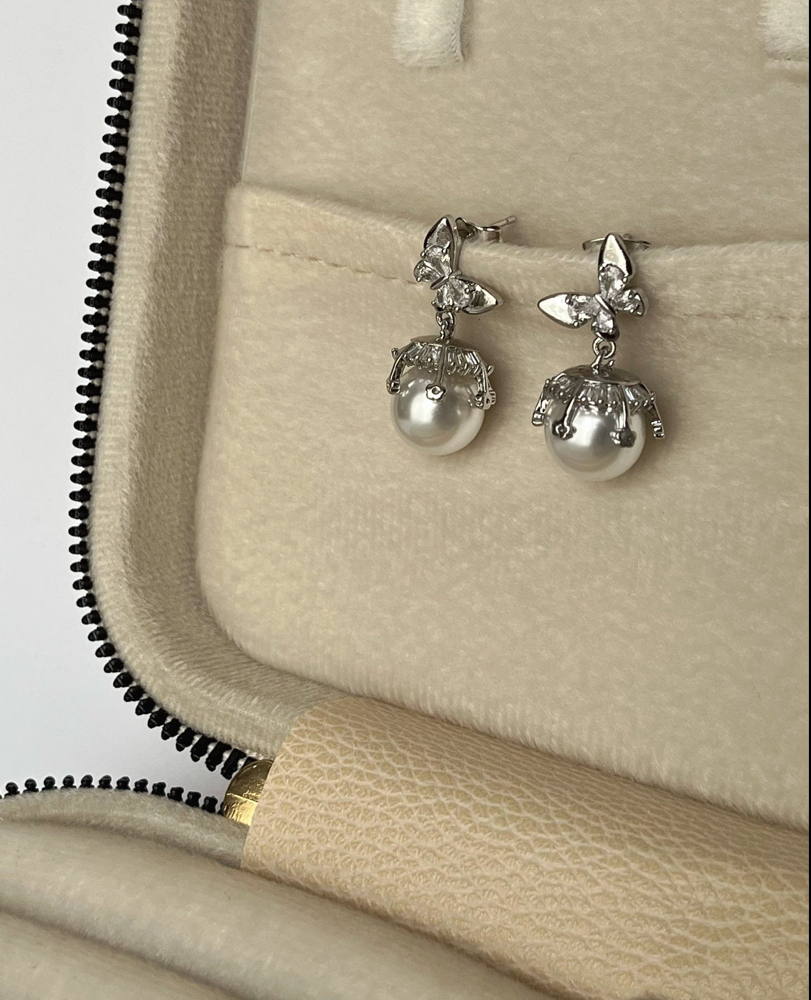 İNCİ KELEBEK DETAYLI İTHAL SİLVER KÜPE