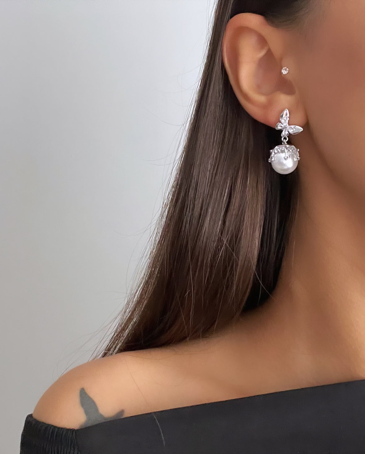 İNCİ KELEBEK DETAYLI İTHAL SİLVER KÜPE