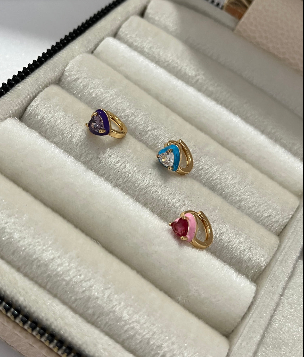 RENKLİ TAŞLI GOLD KALPLİ 3LÜ KÜPE SETİ