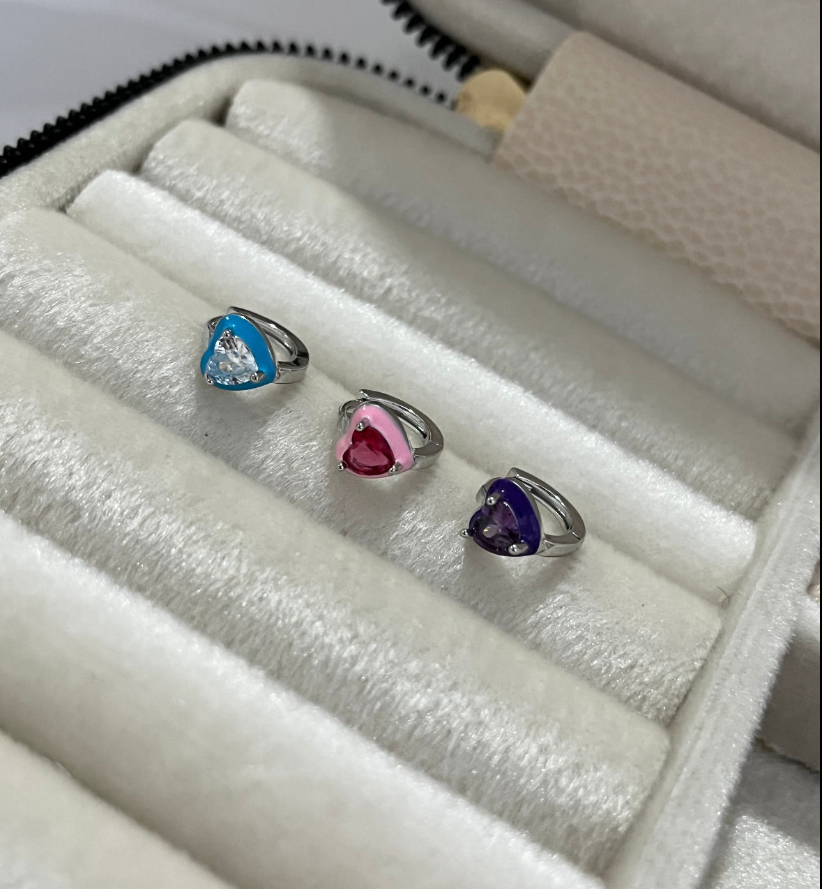 RENKLİ TAŞLI SİLVER KALPLİ 3LÜ KÜPE SETİ