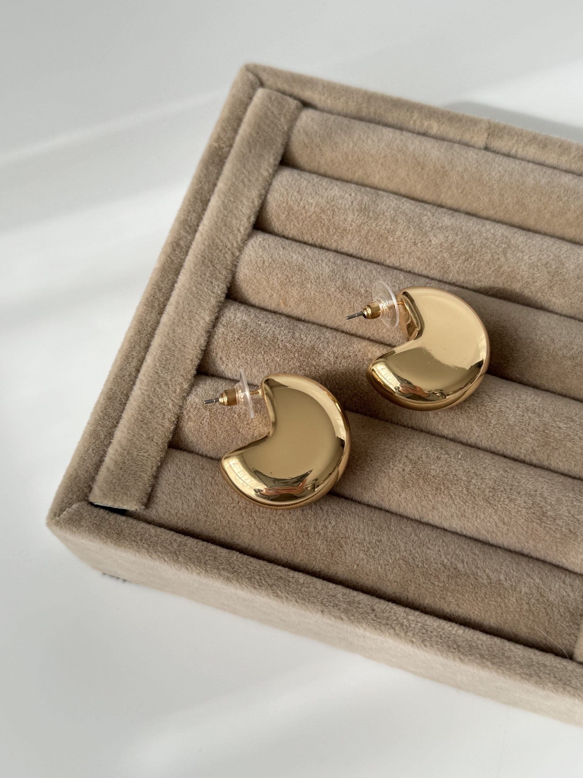 İTHAL PAC-MAN BOMBELİ GOLD KÜPE