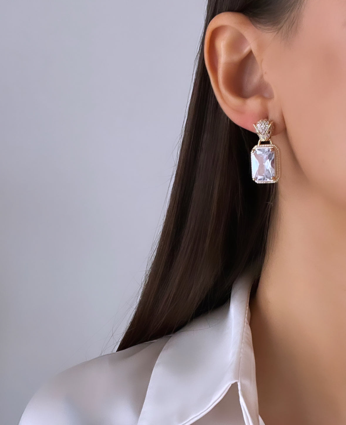 İTHAL KAPLAN DETAYLI BEYAZ TAŞLI GOLD KÜPE