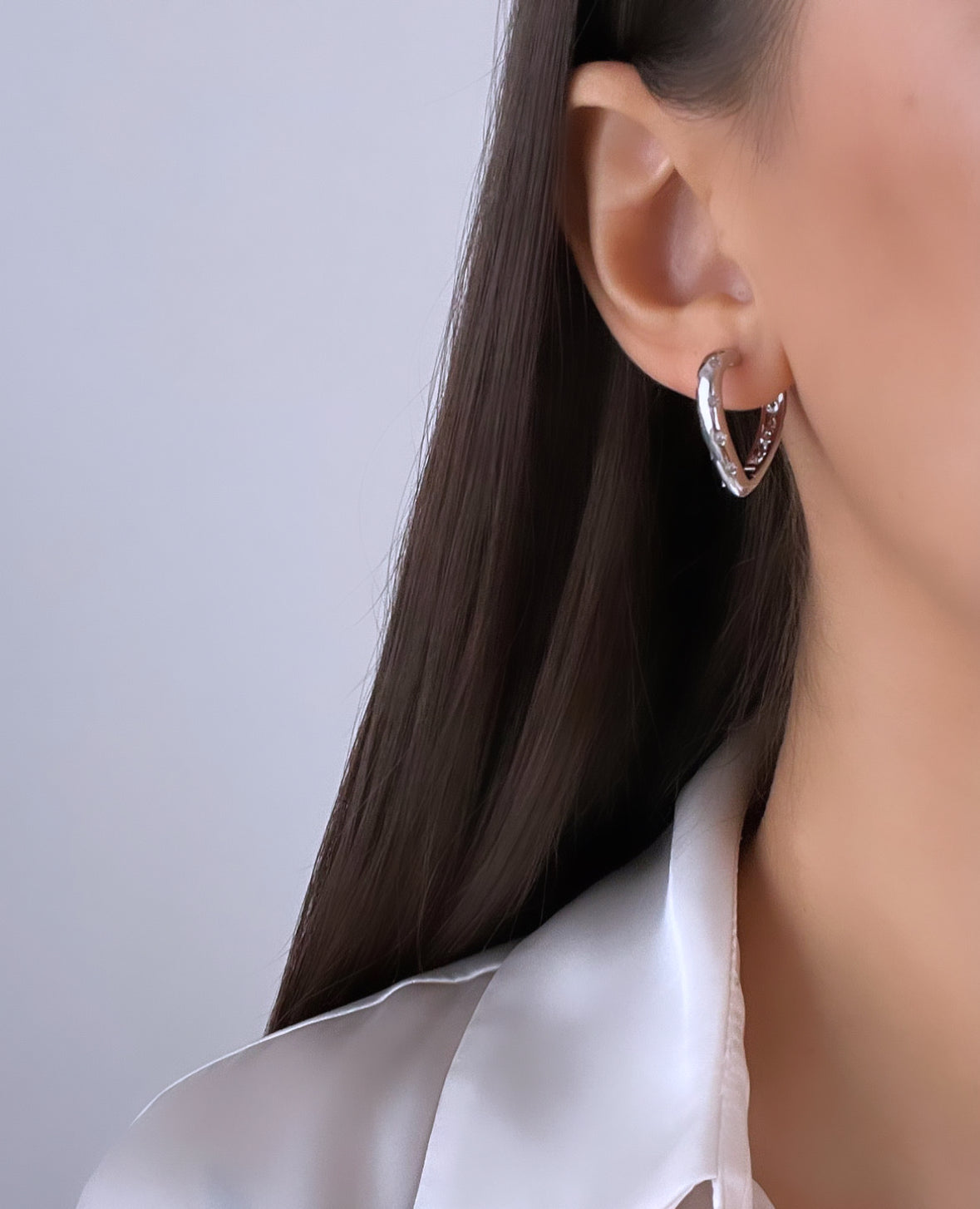 TAŞ DETAYLI KALPLİ SİLVER HALKA KÜPE