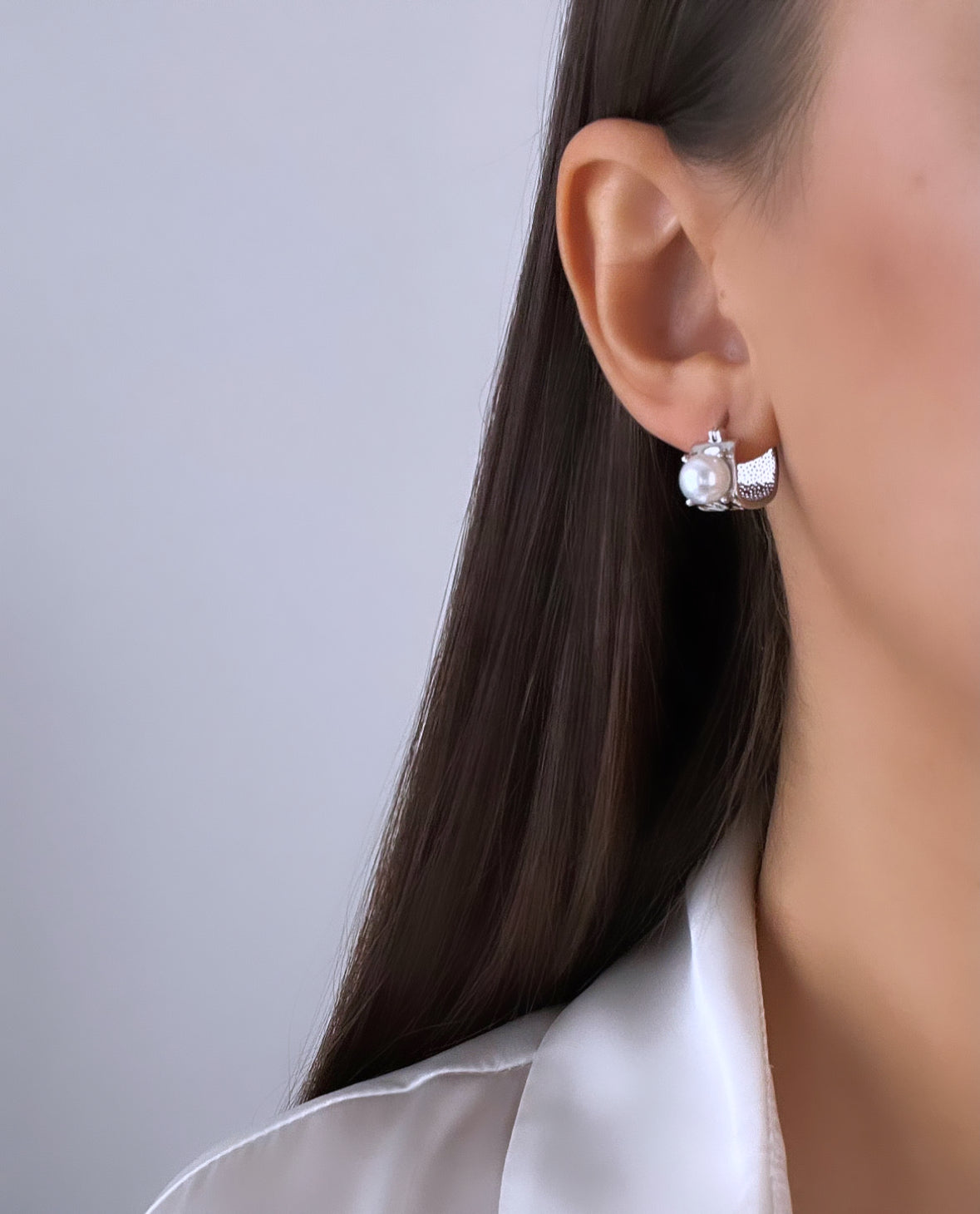 İNCİ DETAYLI SİLVER KARE HALKA KÜPE