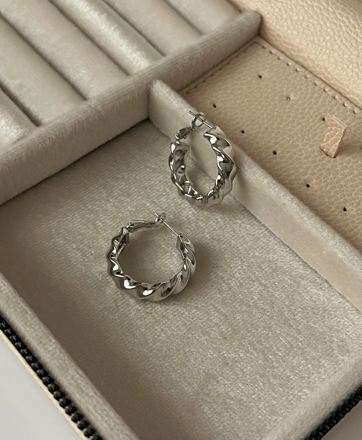 İTHAL BURGU DETAYLI SİLVER HALKA KÜPE