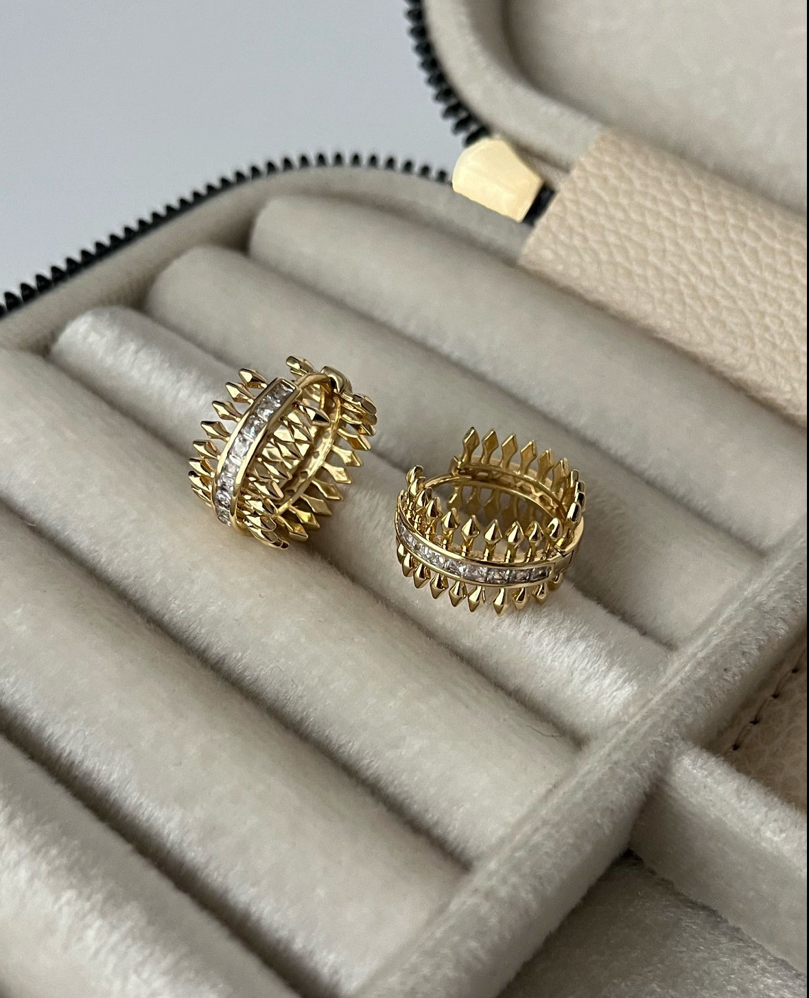 İTHAL OK DETAYLI GOLD HALKA KÜPE