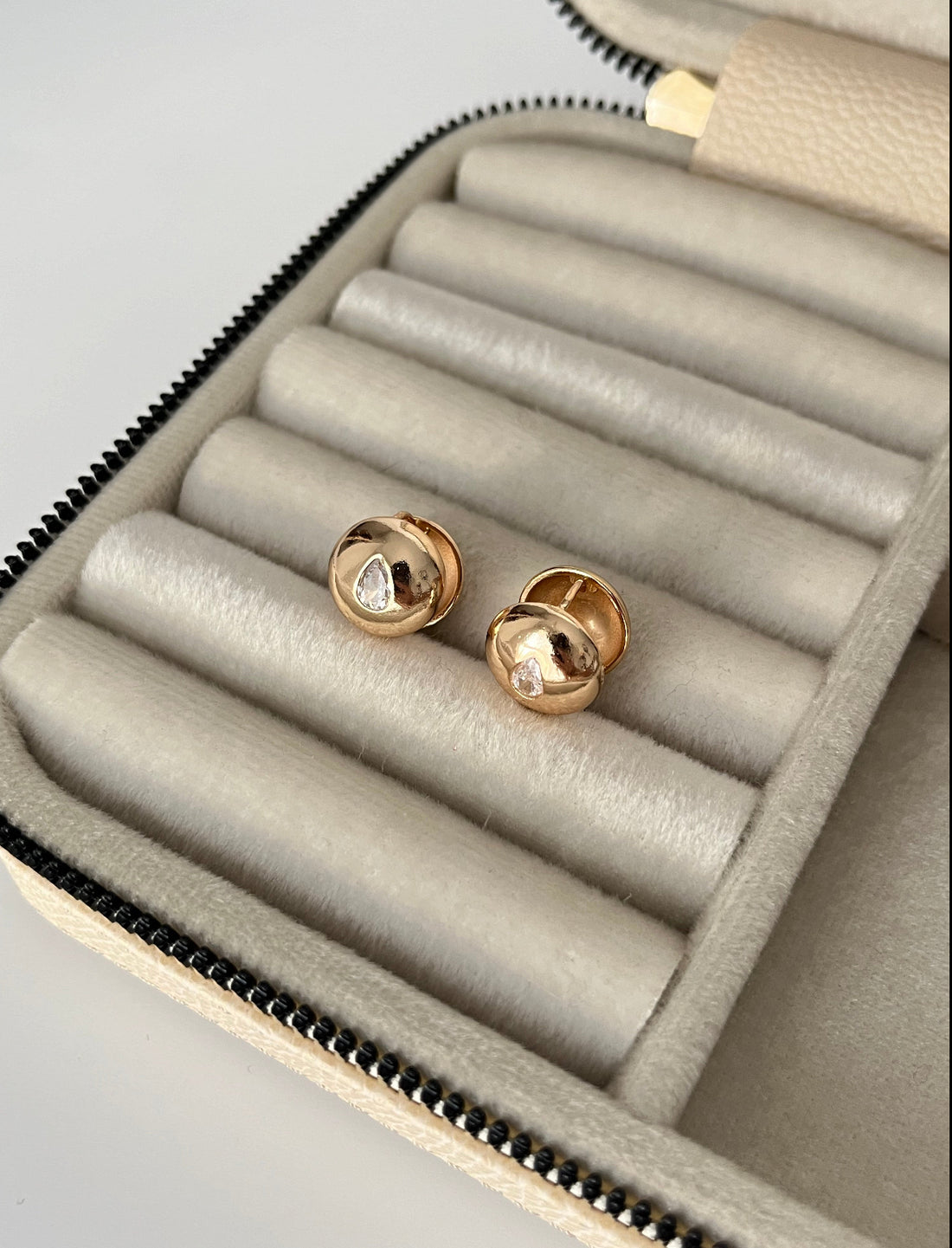 İTHAL BEYAZ TAŞLI KÜPE