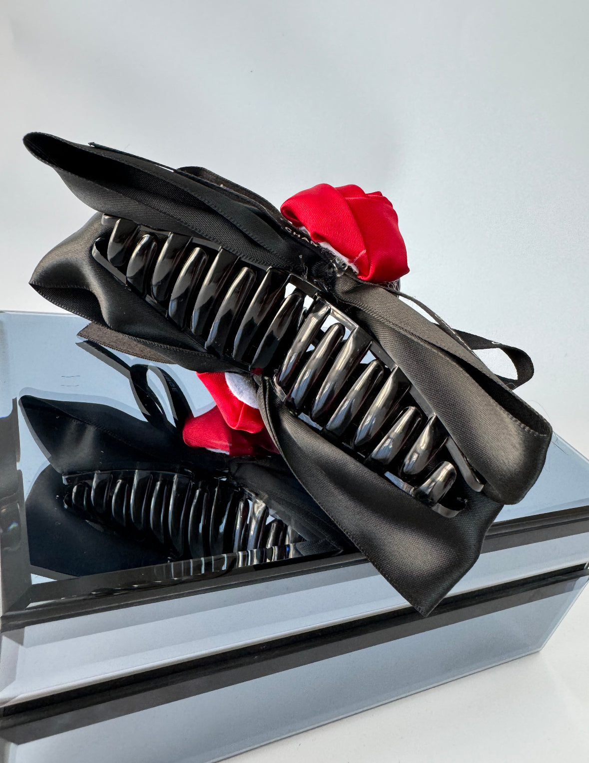 İTHAL KIRMIZI GÜL DETAYLI SATEN MANDAL TOKA