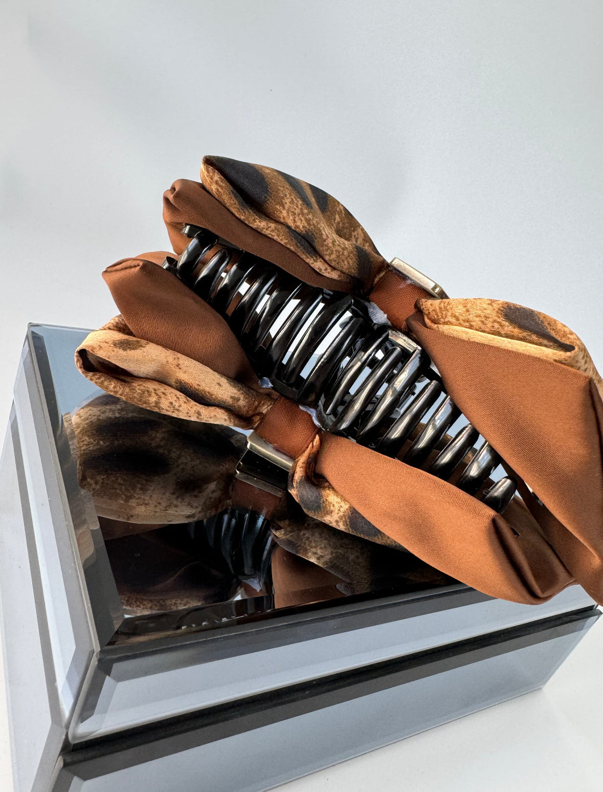 İTHAL LEOPARLI SATEN MANDAL TOKA