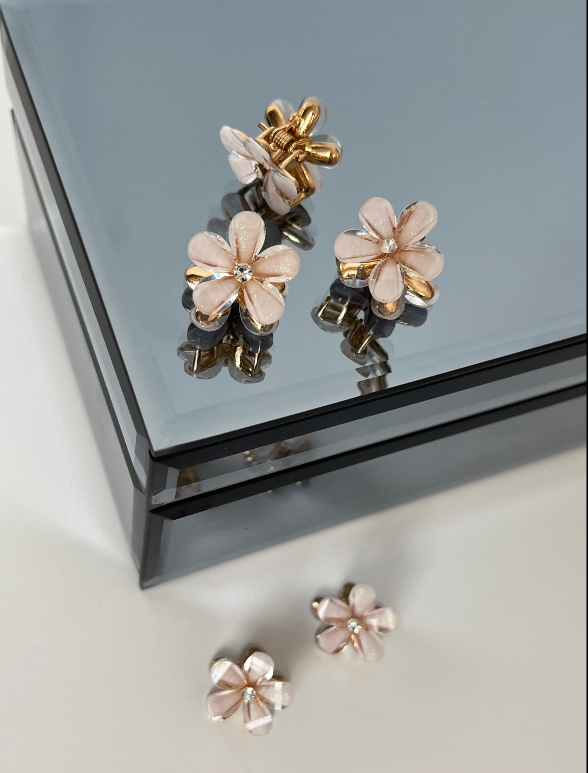 İTHAL BEYAZ ÇİÇEK METAL MİNİ MANDAL TOKA (2ADET)