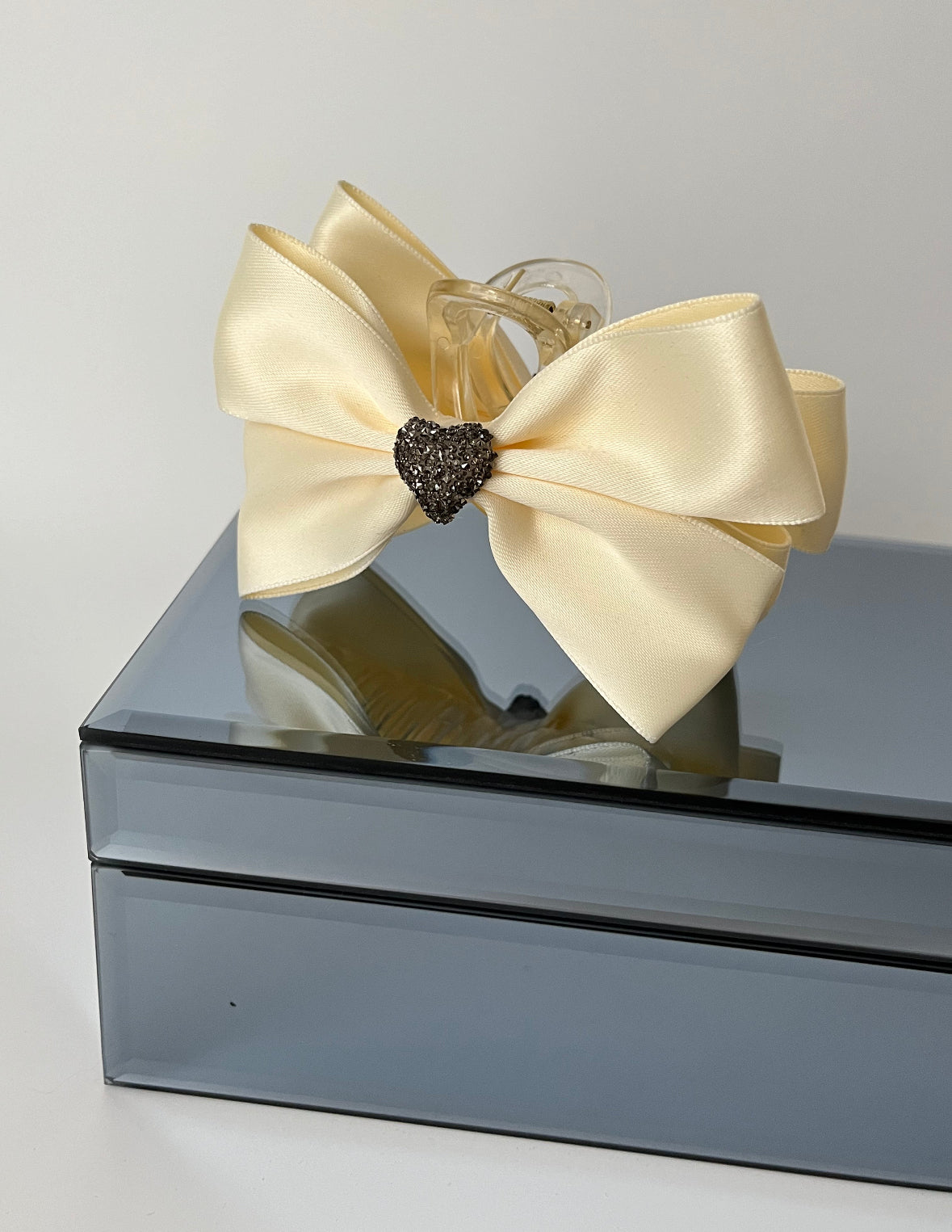 İTHAL KREM SATEN KALP DETAYLI FİYONK MANDAL TOKA