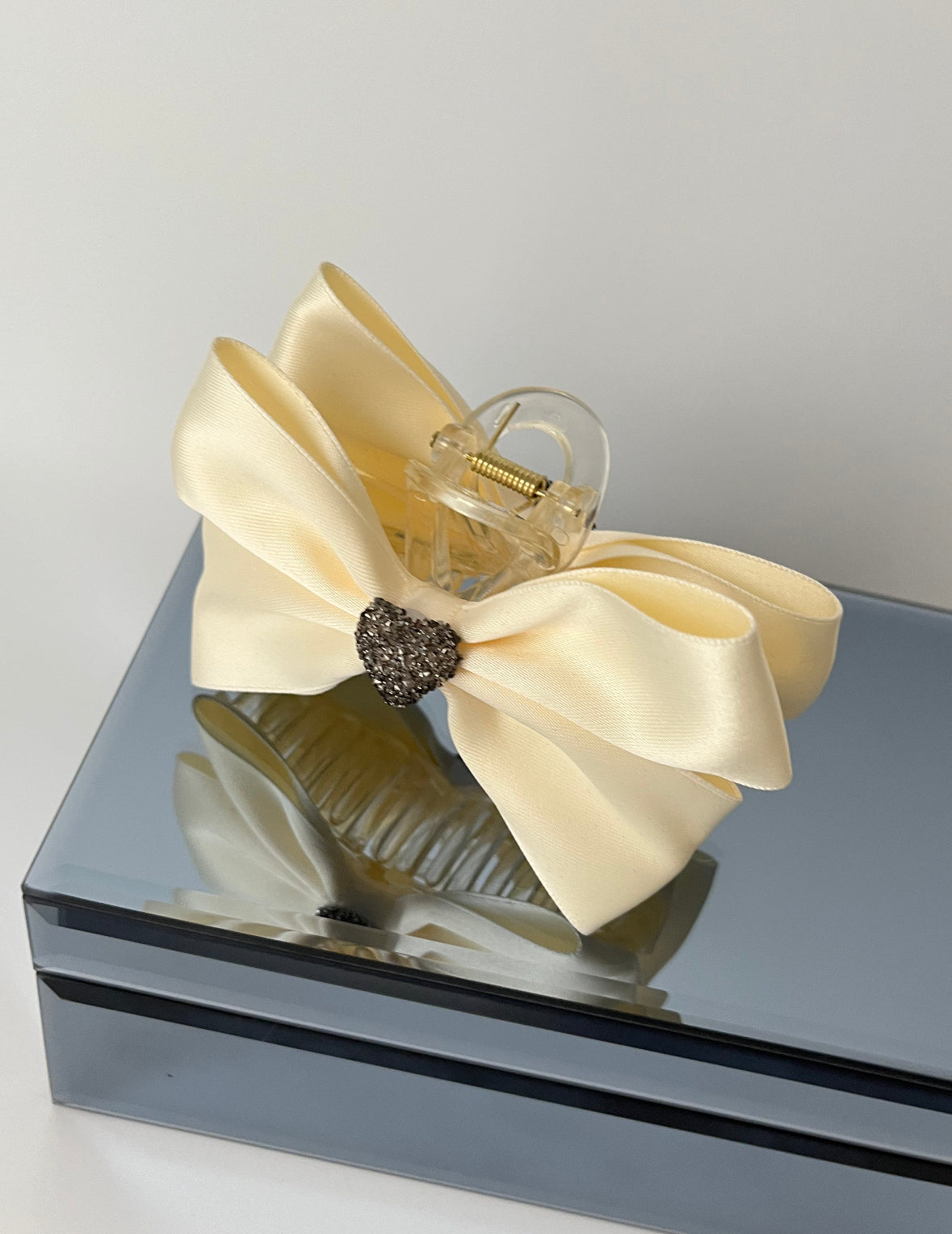 İTHAL KREM SATEN KALP DETAYLI FİYONK MANDAL TOKA