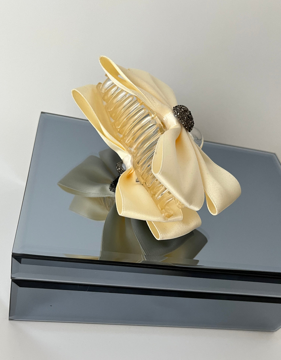 İTHAL KREM SATEN KALP DETAYLI FİYONK MANDAL TOKA