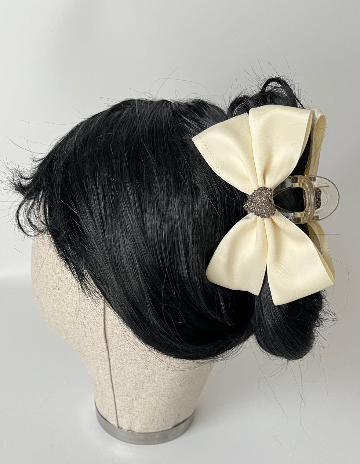 İTHAL KREM SATEN KALP DETAYLI FİYONK MANDAL TOKA