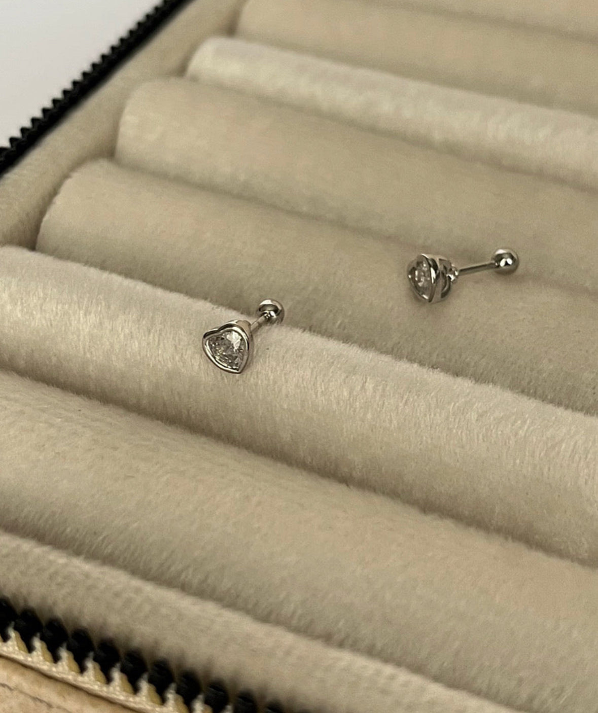 KALP DETAYLI İTHAL SİLVER TRAGUS PİERCİNG