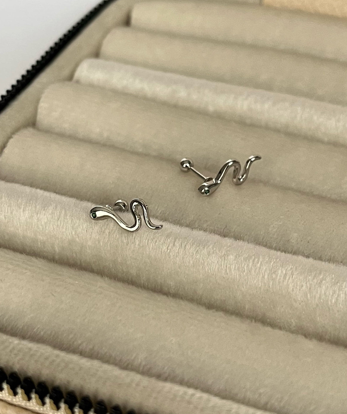 YILAN DETAYLI İTHAL SİLVER TRAGUS PİERCİNG