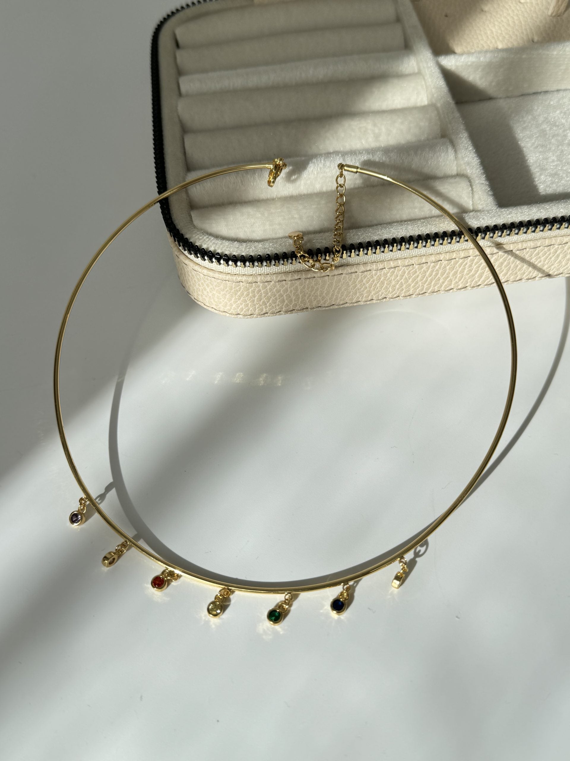 RENKLİ TAŞ SALLANTILI İTHAL GOLD CHOKER KOLYE