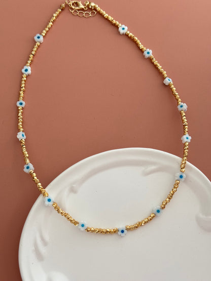 NAVİ BEYAZ ÇİÇEKLİ ALTIN KAPLAMA DETAYLI KOLYE