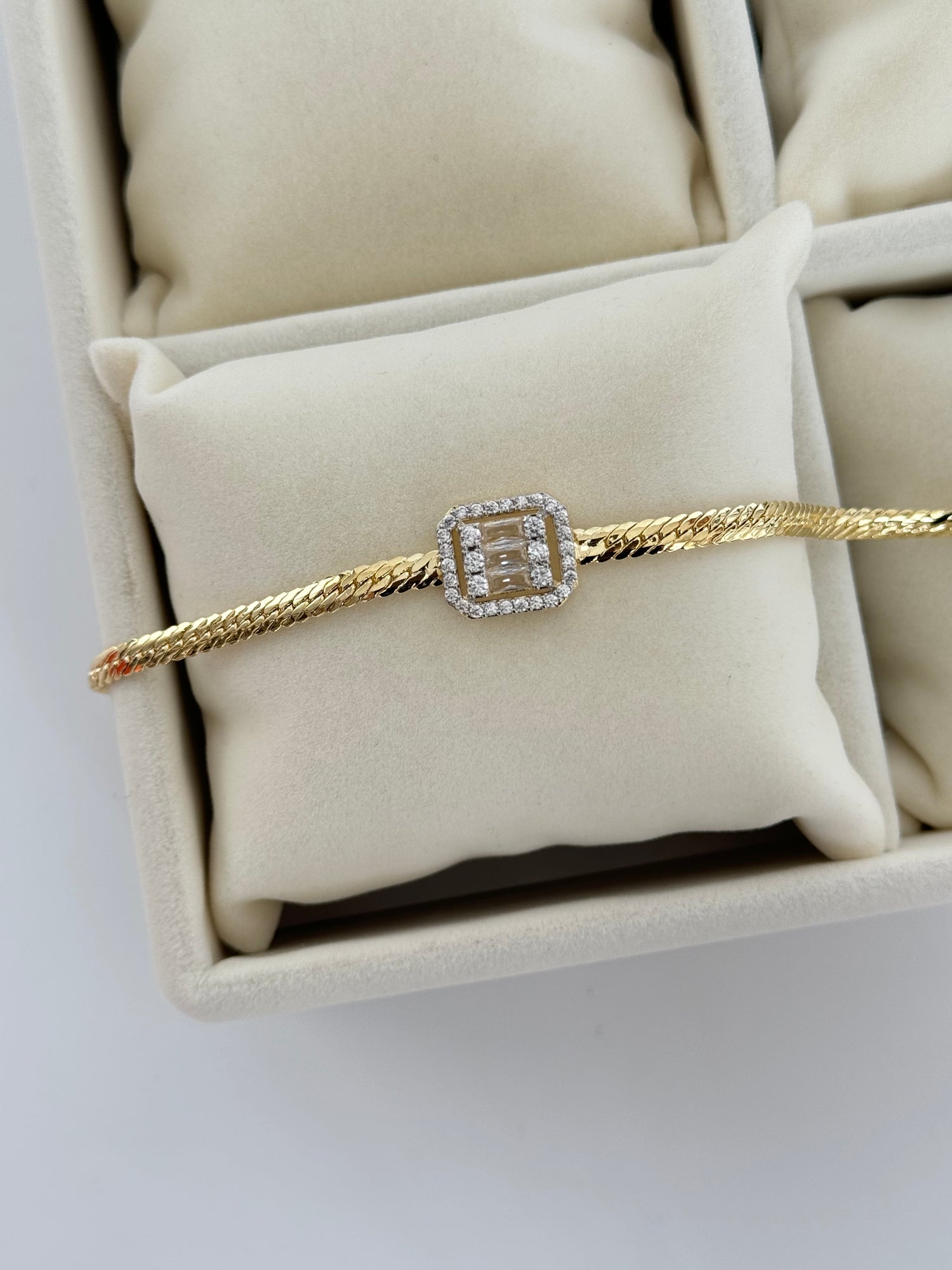 ZEMA BAGET TAŞLI DETAYLI BİLEKLİK