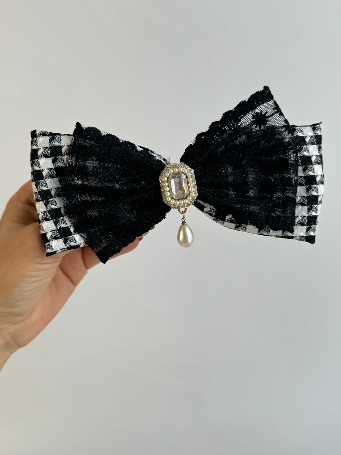 İTHAL  DANTEL KUMAŞ DETAYLI SİYAH FİYONKLU TOKA