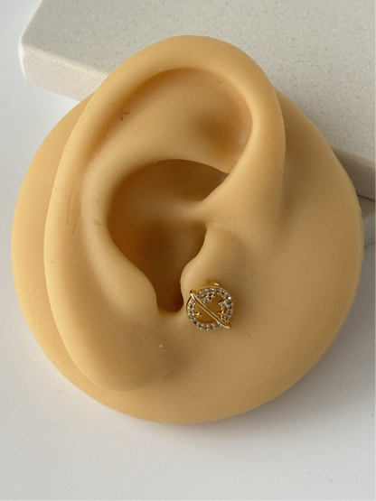 GEZEGEN DETAYLI TRAGUS PİERCİNG