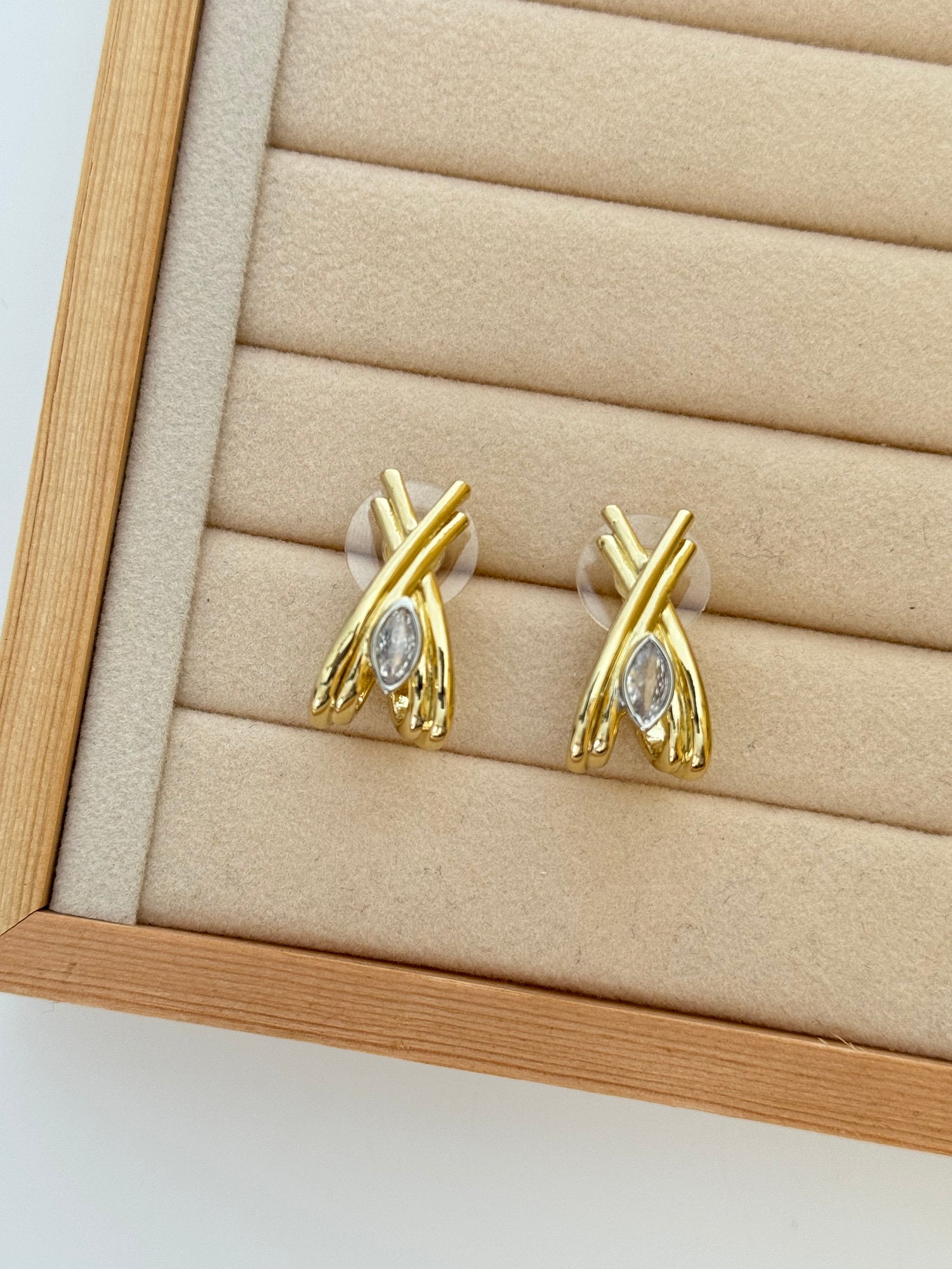 NİRA TAŞ DETAYLI GOLD KÜPE